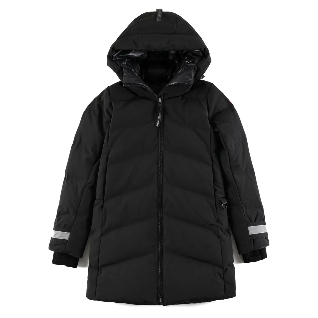 P880 High-end CANADA. GOOSE/Canada Goose Merritt mid-length women's parka down jacket. The top original replica version refers to the highest version currently in China (there is no one). The products produced by S factory must be high-quality (feel free to compare, if there are better products than mine, you can buy the clothes for free) 1⃣️Top replica: Made of 18-count polyester-cotton blended fabric imported from South Korea (genuine synchronous fabric), national standard 90 white duck down, top original goose analysis We use custom-dyed embroidery thread to truly achieve a 100% reproduction of the trademark, ensuring that the embroidery thread is exactly the same as ZP, with zero color difference and full map letters, and 100% true to version reproduction! (We can guarantee that no one in our industry is more attentive and professional than us!) Analysis 3 (fabric): As we all know, the Canada Goose ZP fabric in previous years was a 21-count polyester-cotton washed, calendered and brushed fabric that was relatively hard. Last year and this year, dozens of authentic products purchased were all made of 18-count pure cotton fabrics, and we finally decided to use 18-count polyester cotton! (ZP synchronized fabric) Analysis 4 (Accessories): Domestic exclusive version of Velcro, one to one Y-shaped double hook original Velcro, YKK zipper, exclusive original workmanship of washed threaded down jacket!